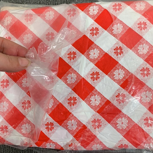Kwik-Covers 2 Custom Fit Plastic Table covers Red Gingham Round Reusable 60 in. - Picture 9 of 9
